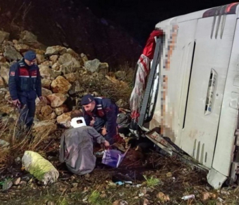 Türkiyənin Aydıncık bölgəsində (Mersin vilayəti) avtobusun qəzaya
uğraması nəticəsində azı 9 nəfər ölüb, 30 nəfər yaralanıb.