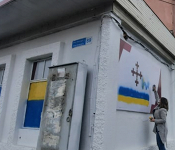 Mülki fəal Samirə Bayramova Alt-İnfonun Marneulidəki ofisinin divarını Ukrayna bayrağının rənglərinə boyayıb