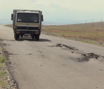 Tikilməkdə olan Marneuli-Lomtaqora-Algeti yolunda asfalt örtüyü çöküb (FOTO)