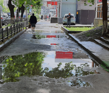 წვიმის დროს წყლით გავსებული ტროტუარები რუსთაველის ქუჩაზე - ფოტო 