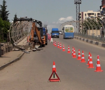 Marneuli şəhərində, Mağalaşvili körpüsünün 20 günlük bağlanmasına
görə, ictimai nəqliyyatın hərəkət etməsində maneələr yaranacaq.