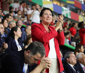 Gürcüstan prezidenti Salome Zurabişvili “Facebook”da futbol üzrə
milli komandanın Avropa çempionatının