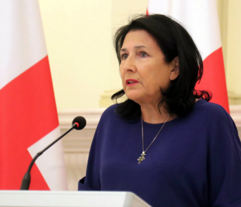 Gürcüstan prezidenti Salome Zurabişvili Gürcüstan parlamentində
illik hesabatı zamanı deputatlara Konstitusiyanın NATO və Aİ-yə
üzvlüklə bağlı 78-ci maddəsini xatırladıb.